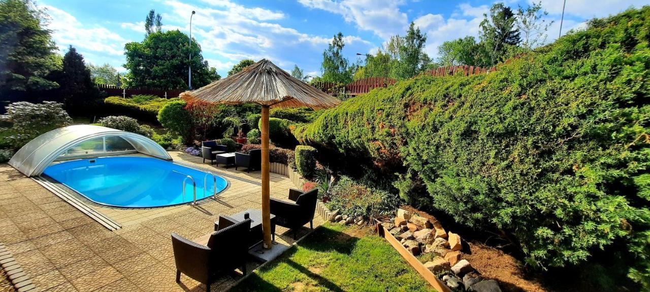 Pool Apartments Karlovy Vary Exterior foto